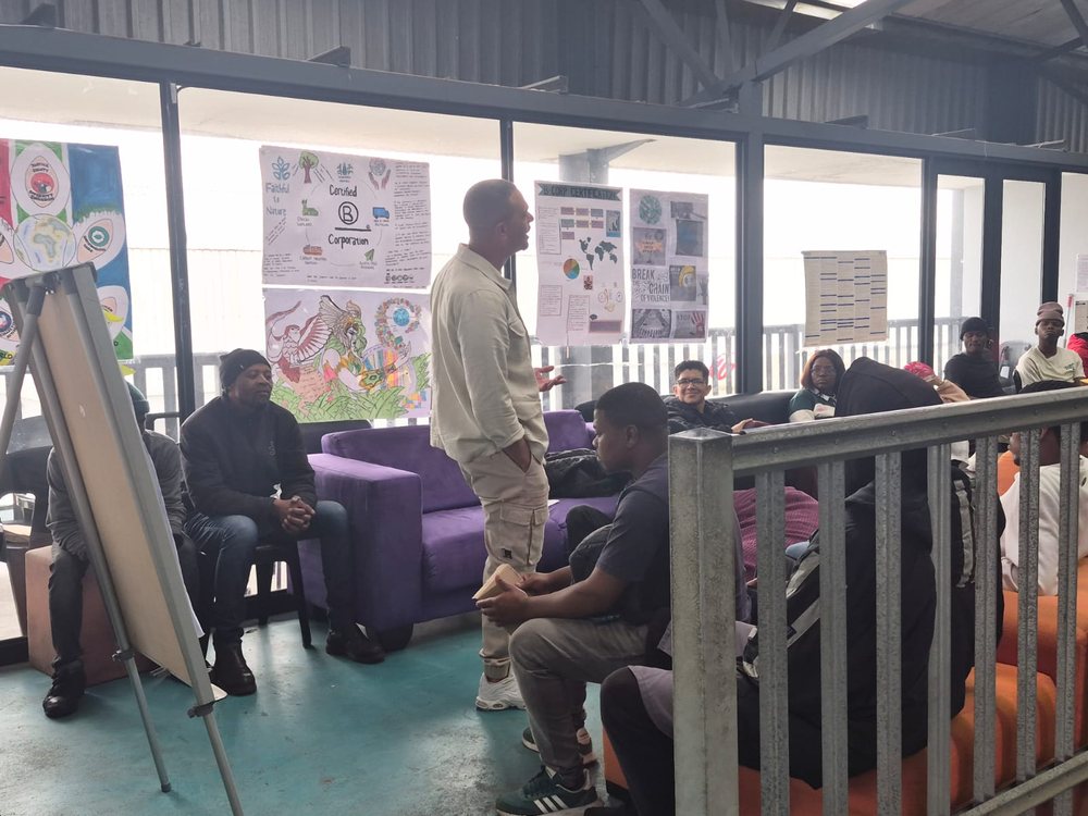 Road2Recovery facilitator presenting to a team